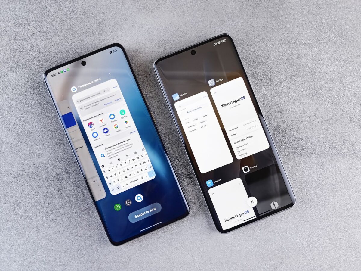 Deux smartphones posés côte à côte affichant des interfaces différentes
