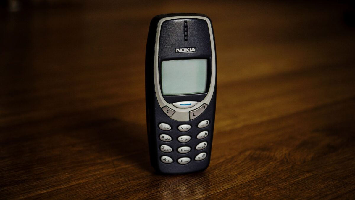 Téléphone mobile Nokia vintage posé sur une surface en bois